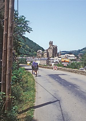 Pilgrims walking to Estaing